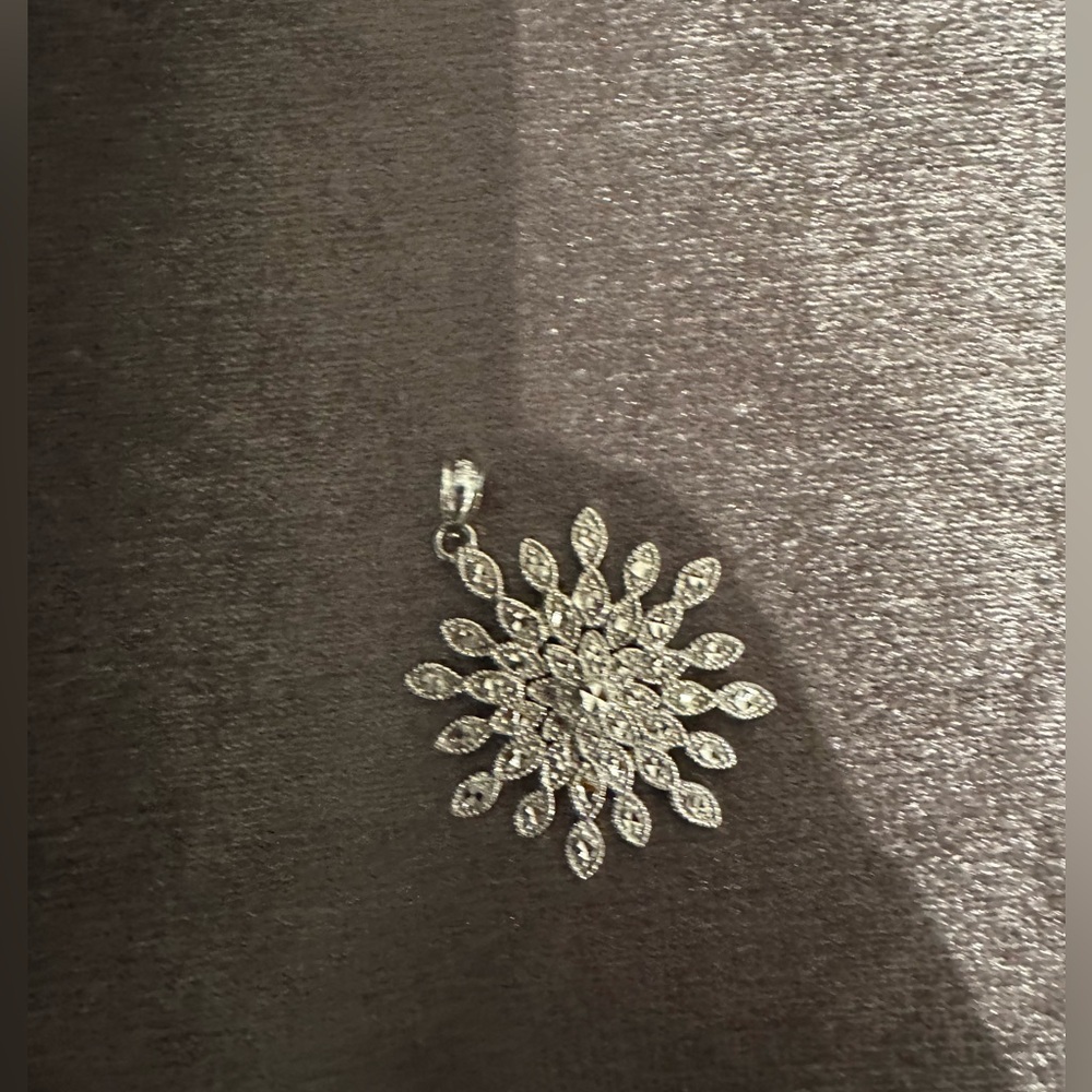 10K Solid WG snowflake charm